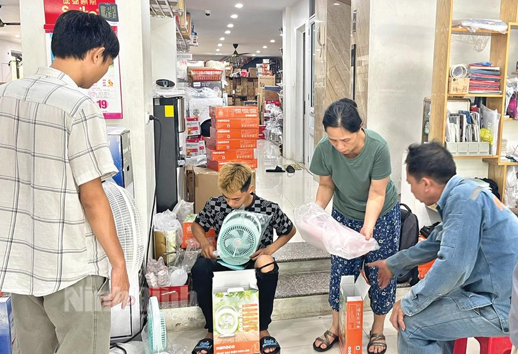 Cắt điện luân phiên, nhu cầu mua quạt tích điện tăng đột biến