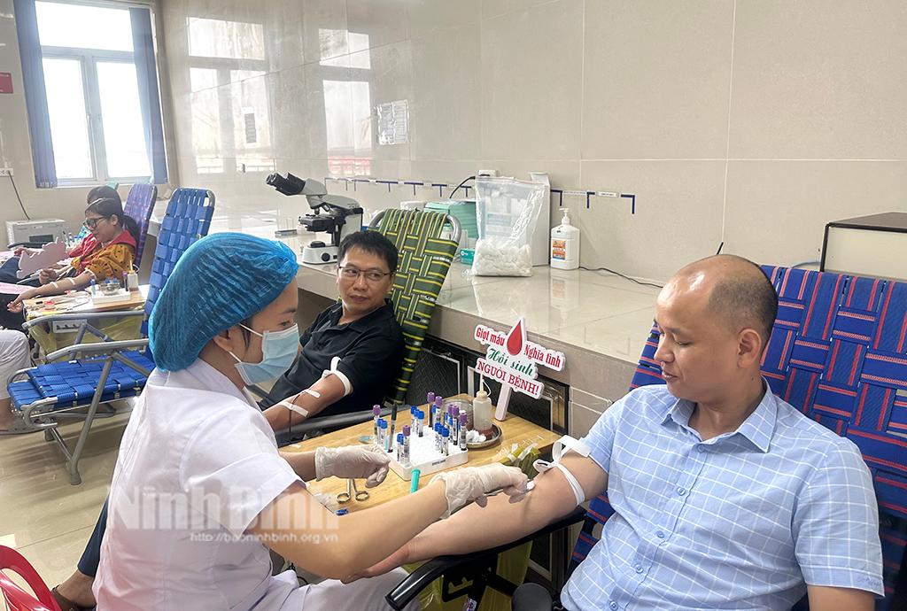 Lan tỏa phong trào "Blouse trắng - Trái tim hồng"