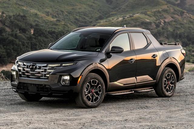 Hyundai Santa Cruz 2024 được nâng cấp các tính năng, bổ sung biến thể XRT có nhiều phụ kiện giúp ngoại hình xe hầm hố hơn.