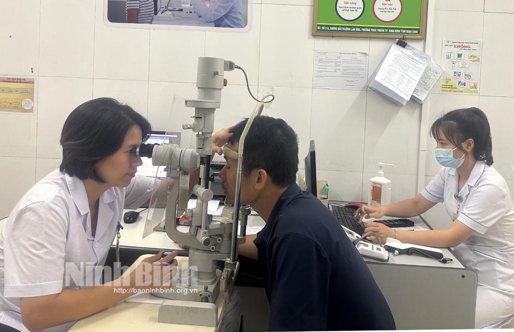 Cảnh giác với bệnh đau mắt đỏ thời điểm giao mùa