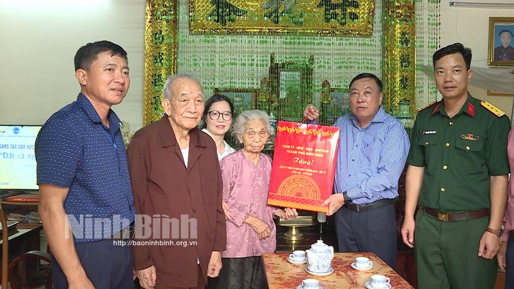 Lãnh đạo thành phố Ninh Bình thăm, tặng quà nhân ngày Thương binh, liệt sỹ 27/7