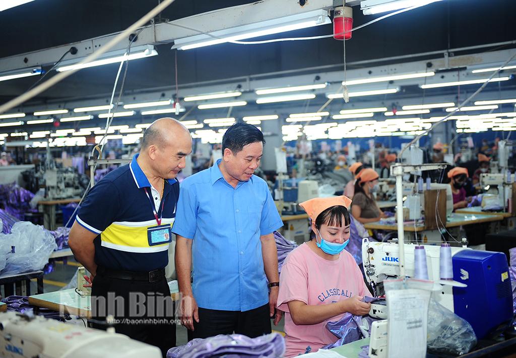 Công đoàn các Khu công nghiệp tỉnh thăm, tặng quà nhân Ngày Thương binh, liệt sỹ