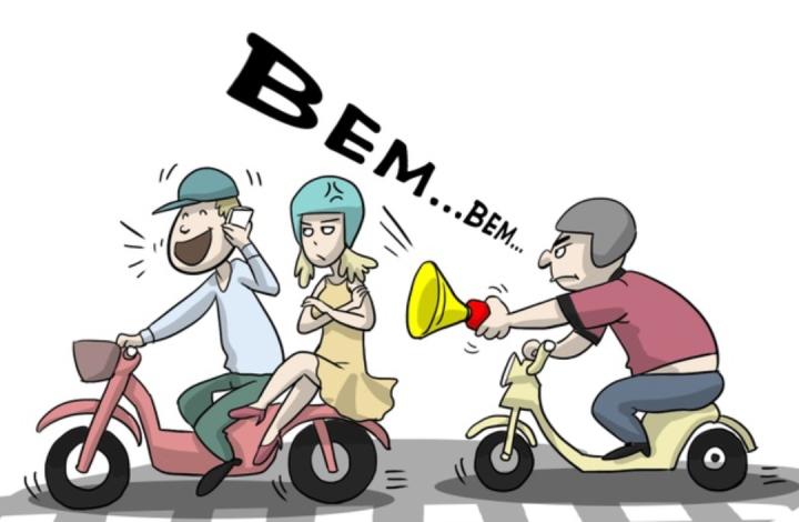 Vừa lái xe máy, vừa nghe điện thoại bị phạt thế nào?