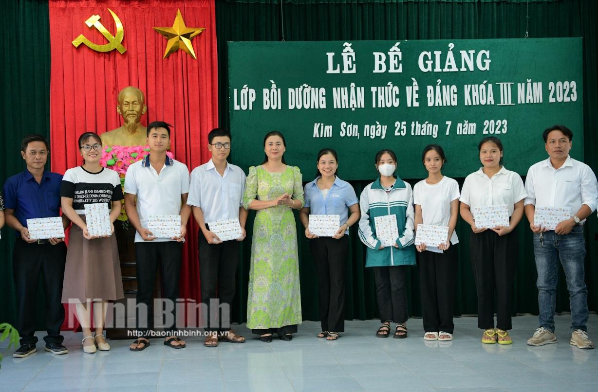 Kim Sơn bế giảng lớp bồi dưỡng nhận thức về Đảng khóa III năm 2023