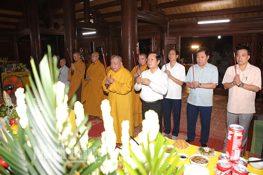 Lễ cầu siêu và thắp nến tri ân các Anh hùng liệt sĩ tại Đền thờ Liệt sĩ tỉnh Ninh Bình