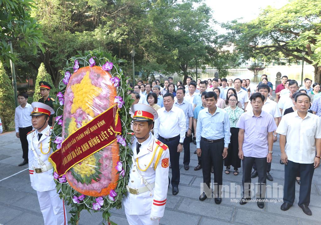Thành phố Ninh Bình đặt vòng hoa, dâng hương tưởng niệm các Anh hùng liệt sỹ