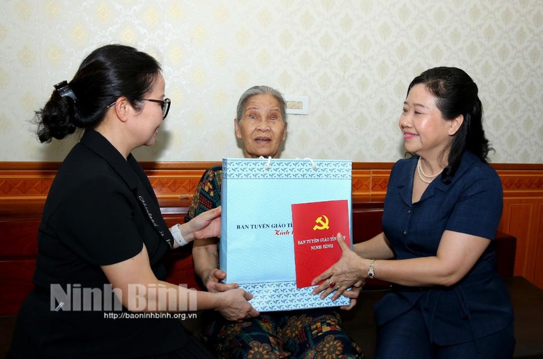 Đồng chí Trưởng Ban Tuyên giáo Tỉnh ủy thăm, tặng quà thương binh đặc biệt nặng