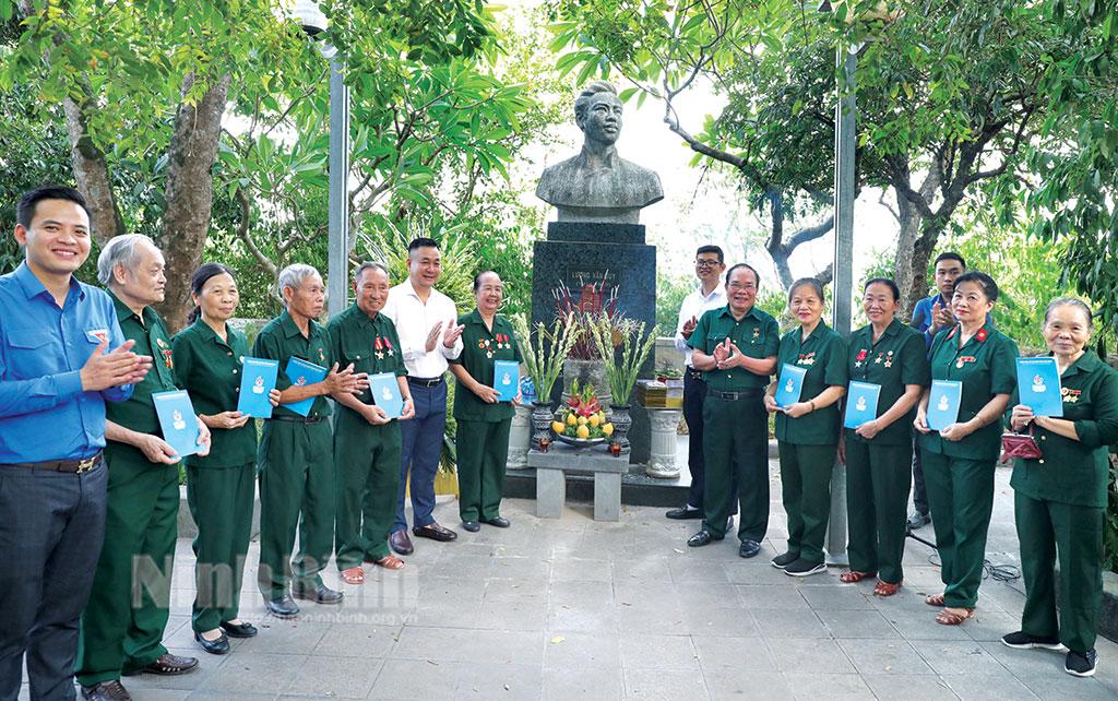 Quan tâm chăm lo đời sống vật chất và tinh thần cho người có công
