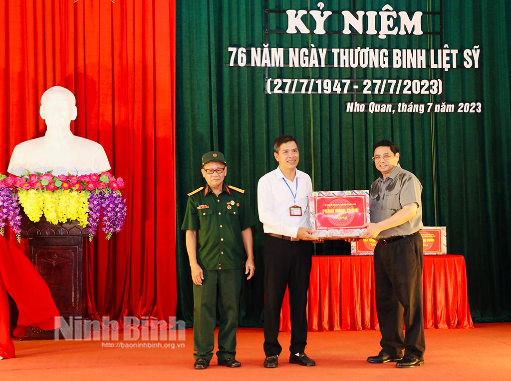 Thủ tướng Chính phủ thăm, tặng quà tại Trung tâm Điều dưỡng thương binh Nho Quan