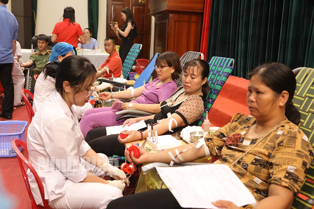Trên 500 người tham gia chương trình hiến máu tình nguyện huyện Hoa Lư năm 2023