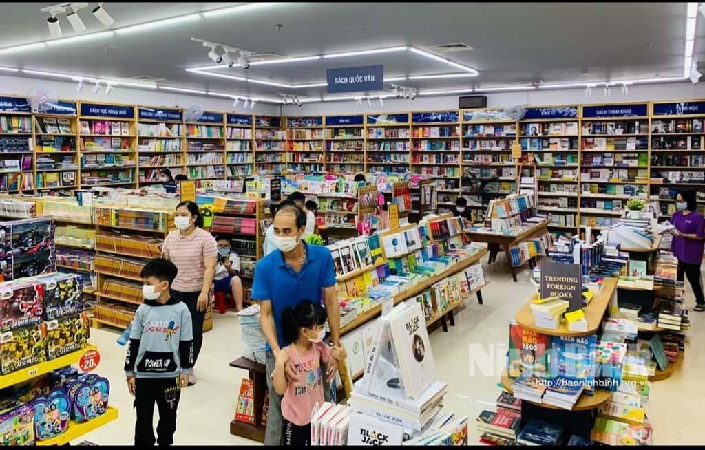 Sách giáo khoa "cập bến" các nhà sách, sẵn sàng phục vụ nhu cầu mua sắm cho năm học mới