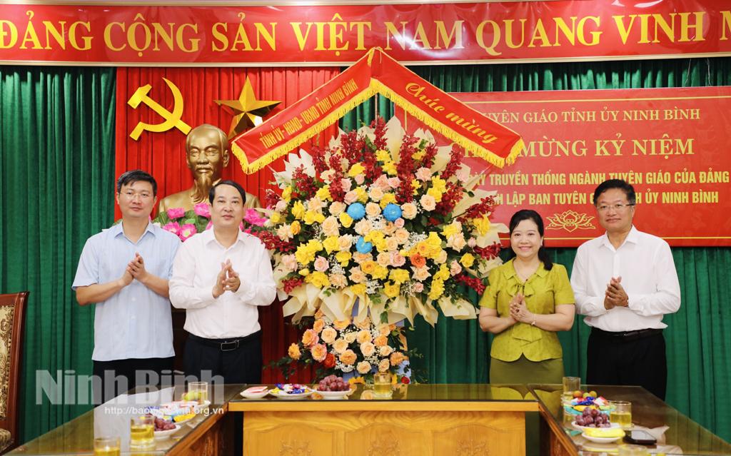 Thường trực Tỉnh ủy chúc mừng Ban Tuyên giáo Tỉnh ủy nhân kỷ niệm ngày truyền thống