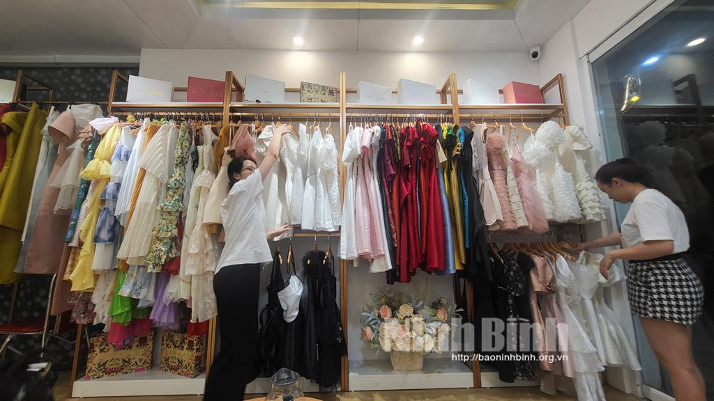 Dịch vụ cho thuê trang phục "hút" khách mùa du lịch