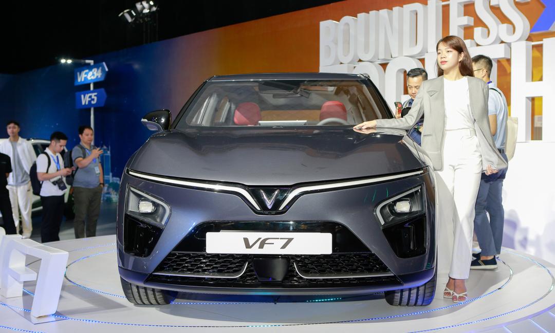 VinFast VF 7 - xe điện cỡ C chào thị trường Việt Nam