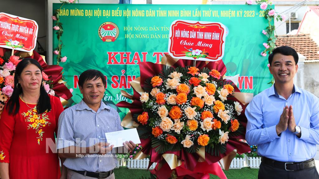 Khai trương cửa hàng Nông sản an toàn và giải ngân Quỹ hỗ trợ nông dân