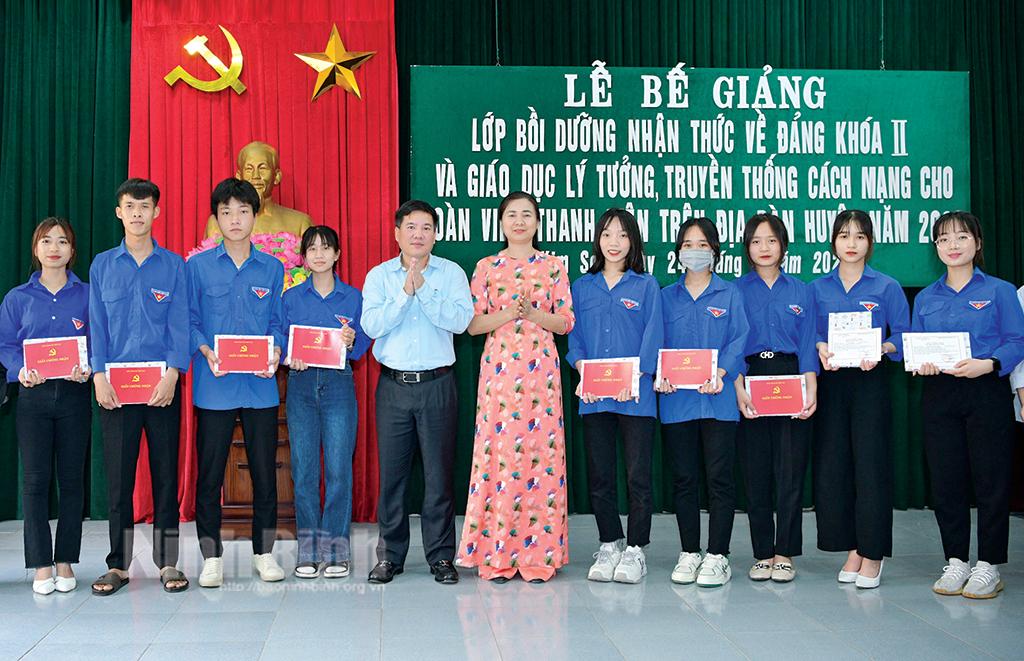 Kim Sơn hoàn thành chỉ tiêu kết nạp đảng viên năm 2023