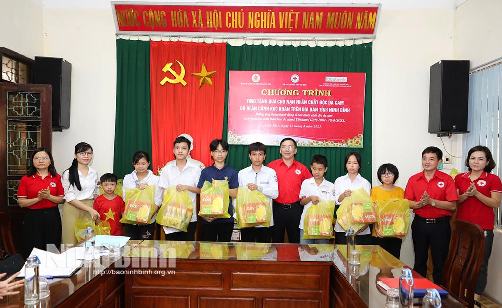 Tặng quà cho nạn nhân da cam có hoàn cảnh đặc biệt khó khăn