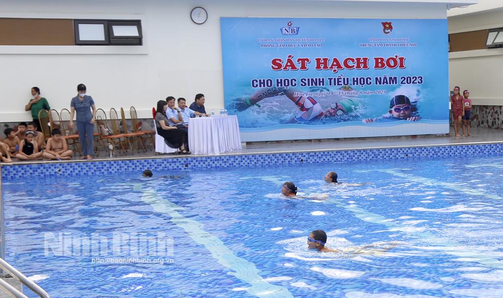 Sát hạch bơi cho gần 800 học sinh tiểu học huyện Hoa Lư