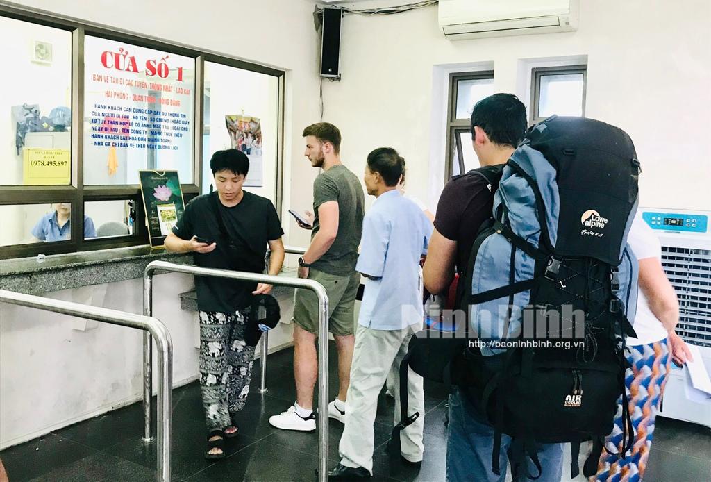 Khách đặt mua sớm vé tàu dịp nghỉ lễ 2/9