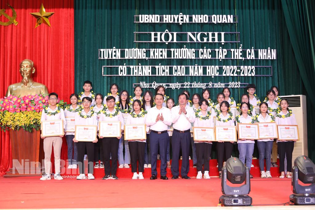 Nho Quan: Tuyên dương, khen thưởng các tập thể, cá nhân có thành tích cao trong năm học 2022-2023