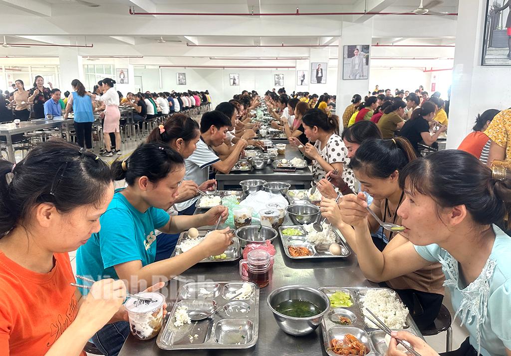 Tăng cường kiểm tra, bảo đảm an toàn thực phẩm bếp ăn tập thể trong doanh nghiệp