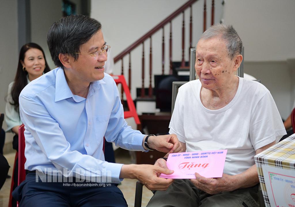 Đồng chí Bí thư Tỉnh ủy thăm, tặng quà cán bộ lão thành cách mạng, cán bộ tiền khởi nghĩa tại huyện Gia Viễn