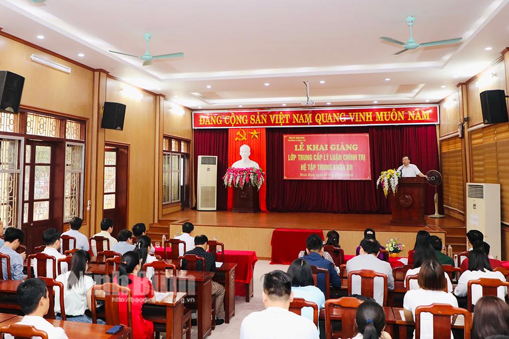 Khai giảng lớp trung cấp lý luận chính trị hệ tập trung khóa XII