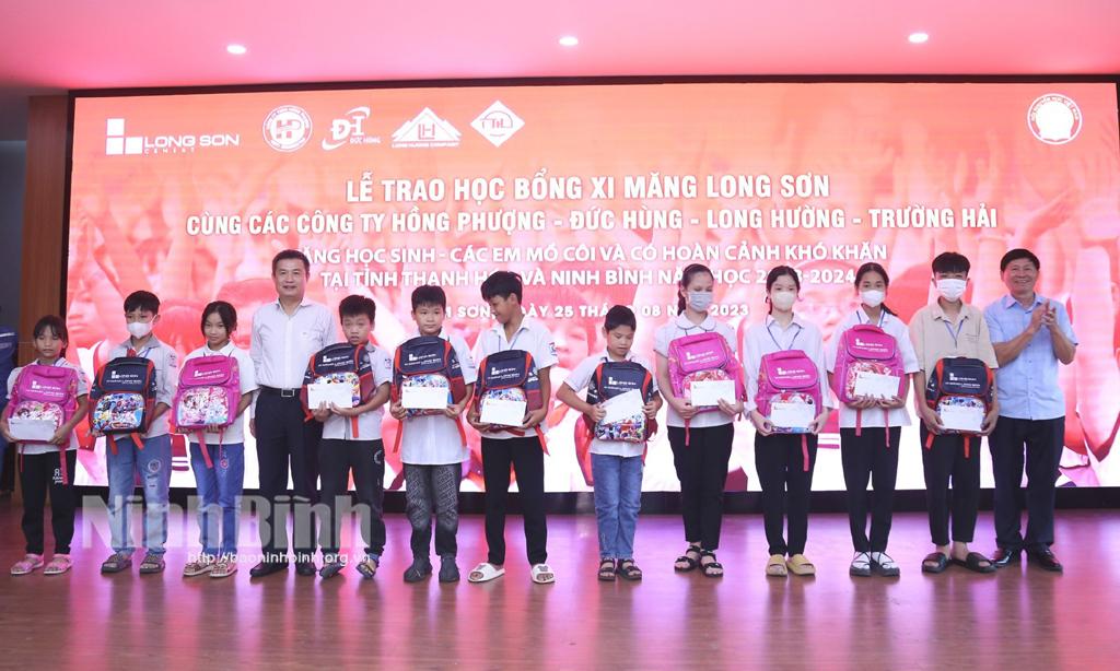 Công ty Xi măng Long Sơn trao học bổng cho học sinh hai tỉnh Ninh Bình và Thanh Hóa