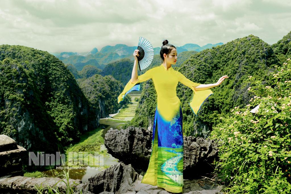 "Thả dáng" với tà áo dài ở Ninh Bình