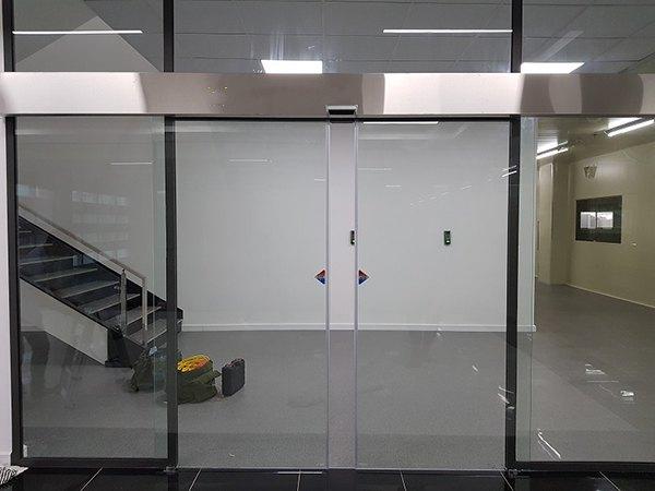 Cửa kính cường lực - Lựa chọn cải thiện và nâng tầm không gian