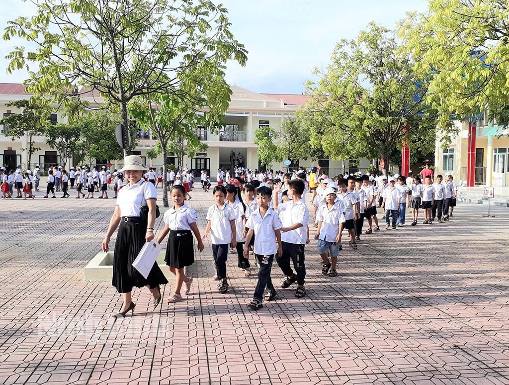 Học sinh Ninh Bình tựu trường năm học mới