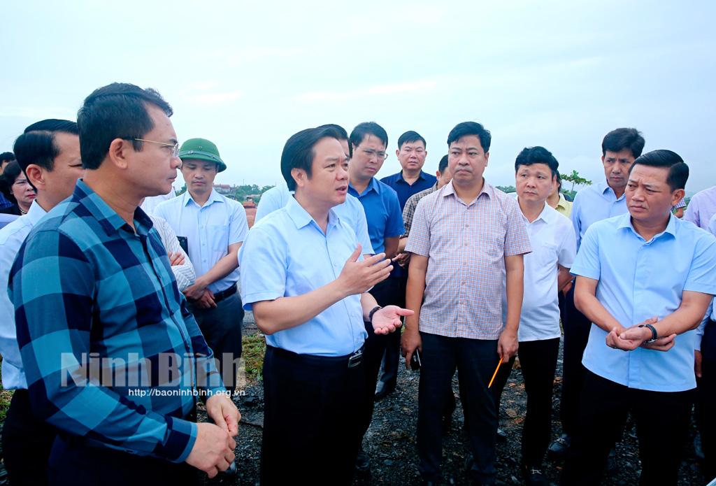 Đồng chí Chủ tịch UBND tỉnh kiểm tra tình hình triển khai dự án đầu tư xây dựng tuyến đường Đông- Tây, tỉnh Ninh Bình (giai đoạn I)