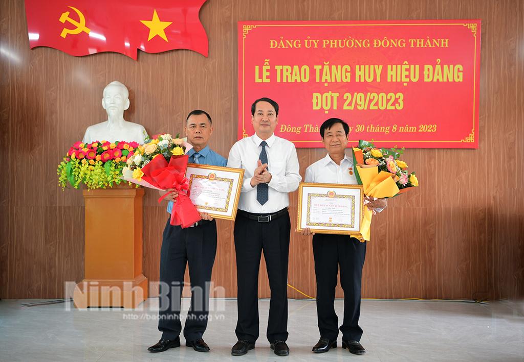 Đồng chí Phó Bí thư Thường trực Tỉnh ủy dự Lễ trao tặng Huy hiệu Đảng tại Đảng bộ phường Đông Thành