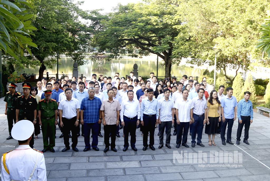 Đoàn đại biểu thành phố Ninh Bình dâng hương tưởng niệm các anh hùng liệt sĩ