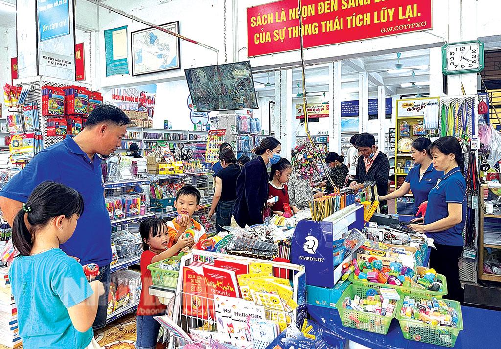 Sôi động thị trường sách vở và đồ dùng học tập trước thềm năm học mới