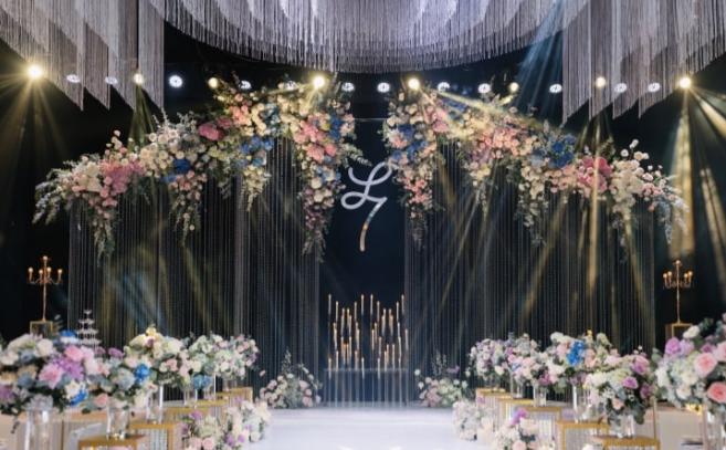 Triển lãm cưới lấy cảm hứng từ mùa thu Hà Nội