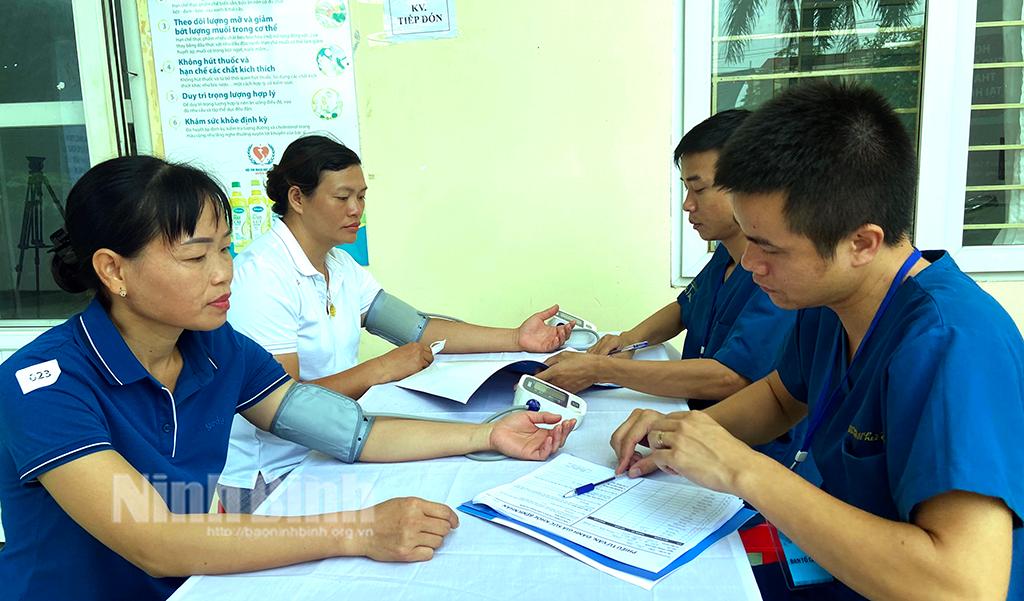 Trên 200 cán bộ, cộng tác viên dân số huyện Kim Sơn được khám, tư vấn sức khỏe