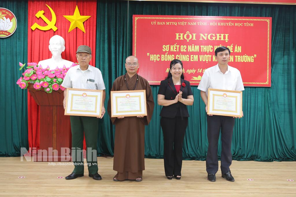 Sơ kết 2 năm thực hiện Đề án "Học bổng cùng em vượt khó đến trường"