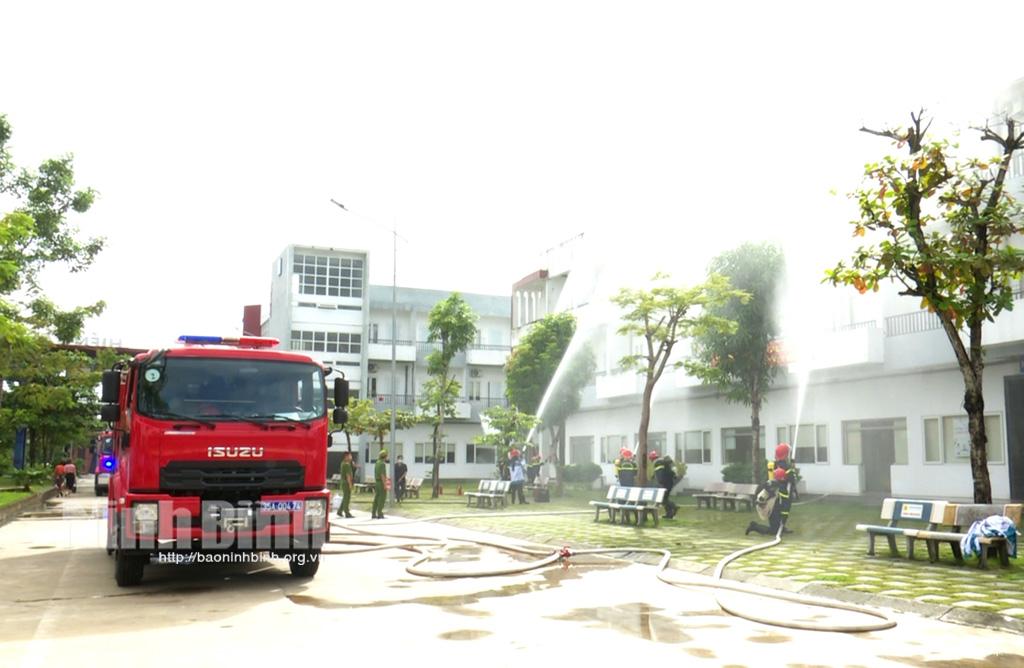Tập huấn công tác PCCC và CNCH tại Trường THPT chuyên Lương Văn Tụy