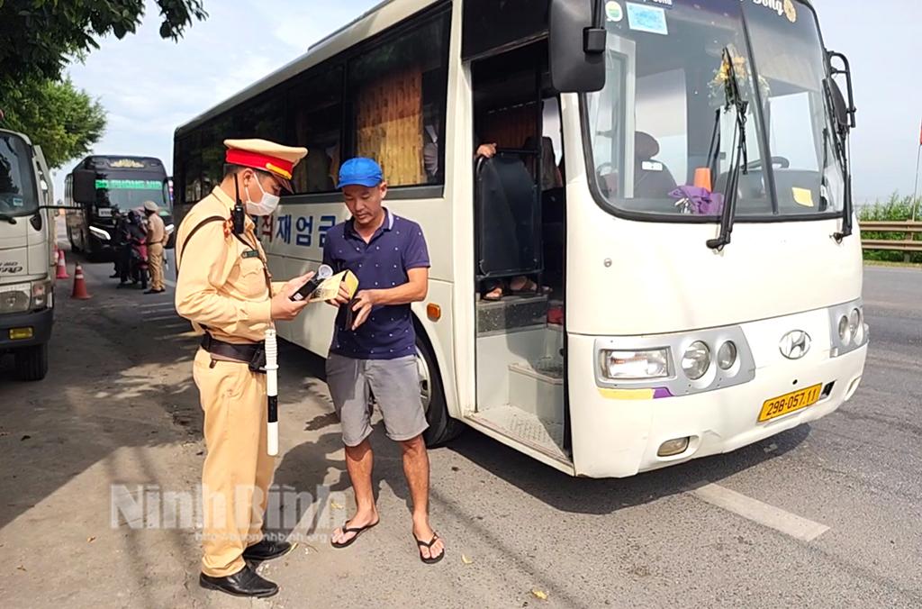 Ghi nhận qua 1 tháng tổng kiểm soát ô tô kinh doanh vận tải hành khách và hàng hóa bằng container