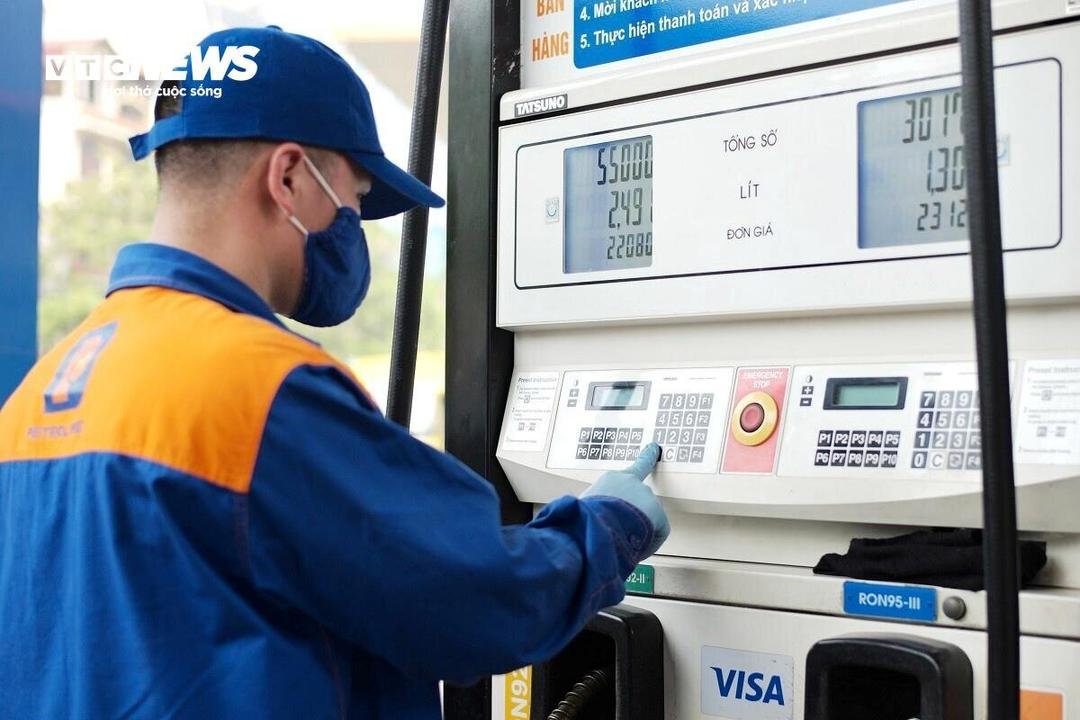 Giá xăng tăng gần 900 đồng, lên sát 26.000 đồng/lít