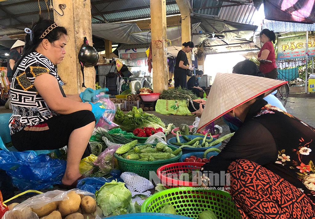 "Đua" theo xăng, thực phẩm rục rịch tăng giá