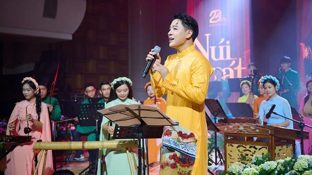 "Núi hát" - Album đầu tiên dành tặng cha mẹ của giọng ca hiếm gặp Trần Tùng Anh