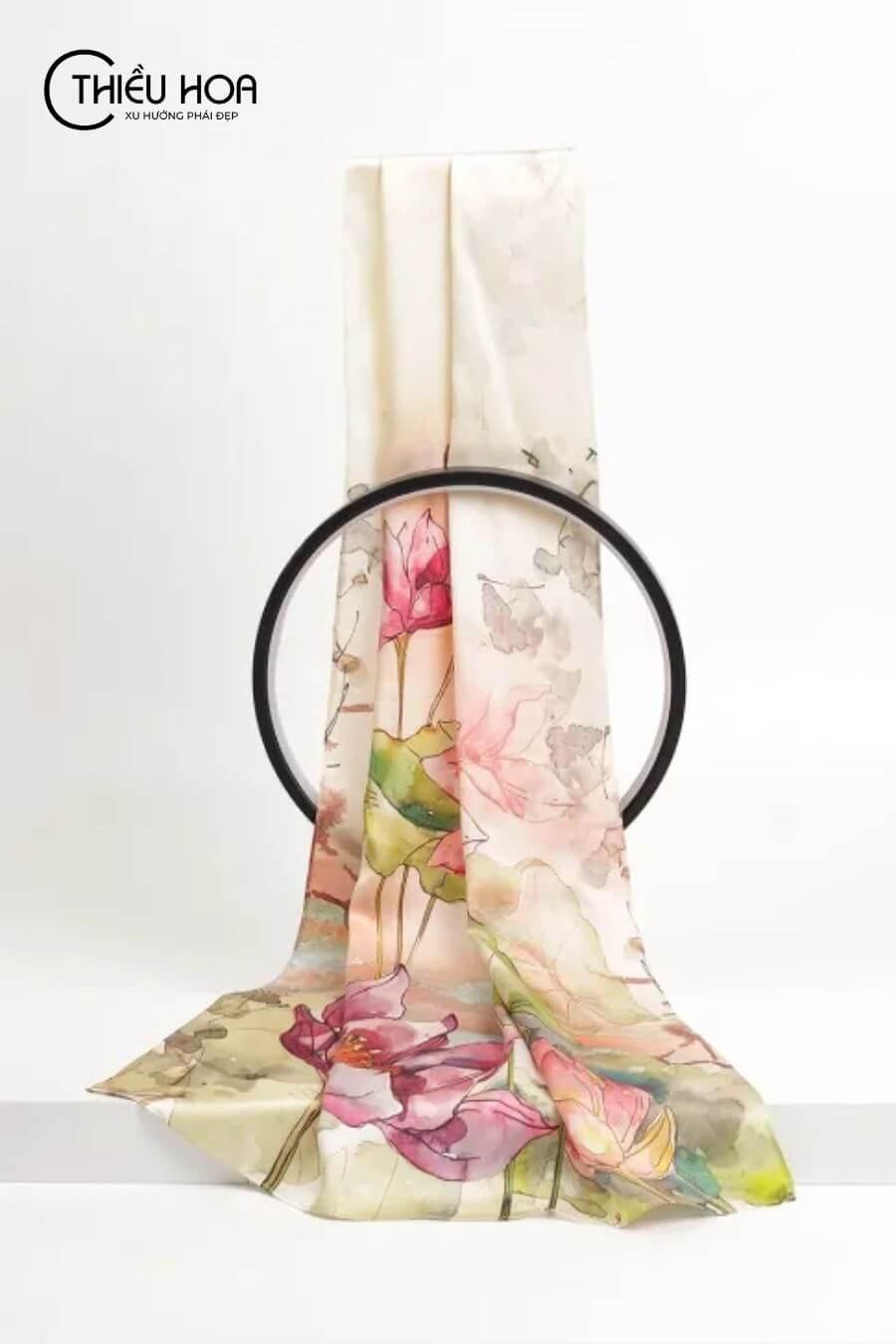 Những mẫu khăn lụa tơ tằm cao cấp mang đậm dấu ấn Việt Nam