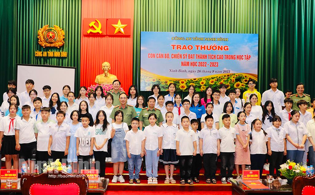 Công an tỉnh trao thưởng cho con cán bộ, chiến sĩ đạt thành tích cao trong học tập