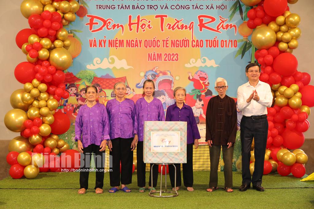 Các đồng chí lãnh đạo tỉnh thăm, tặng quà nhân Ngày Quốc tế Người cao tuổi