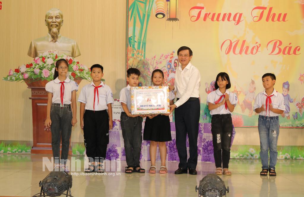 Các đồng chí lãnh đạo tỉnh thăm, tặng quà Tết Trung thu