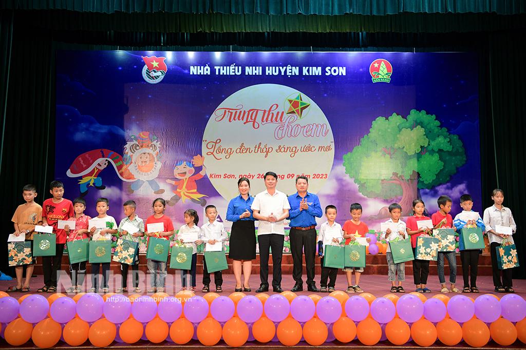 Huyện đoàn Kim Sơn tổ chức chương trình "Trung thu cho em"