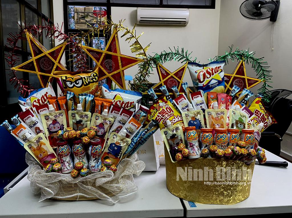 "Sốt" dịch vụ làm giỏ quà Tết Trung thu cho trẻ em