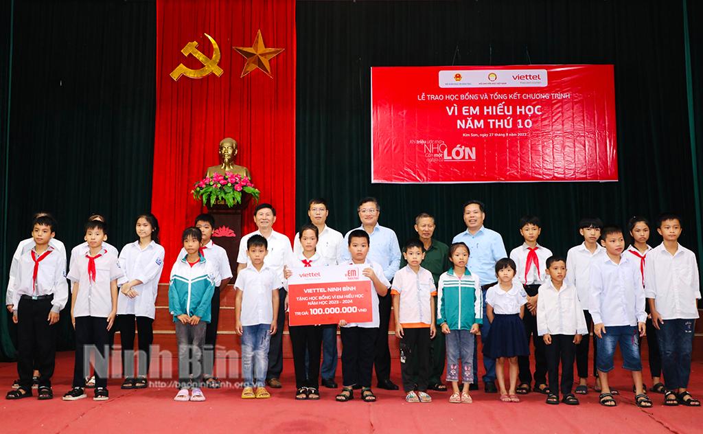 Viettel Ninh Bình trao học bổng "Vì em hiếu học"